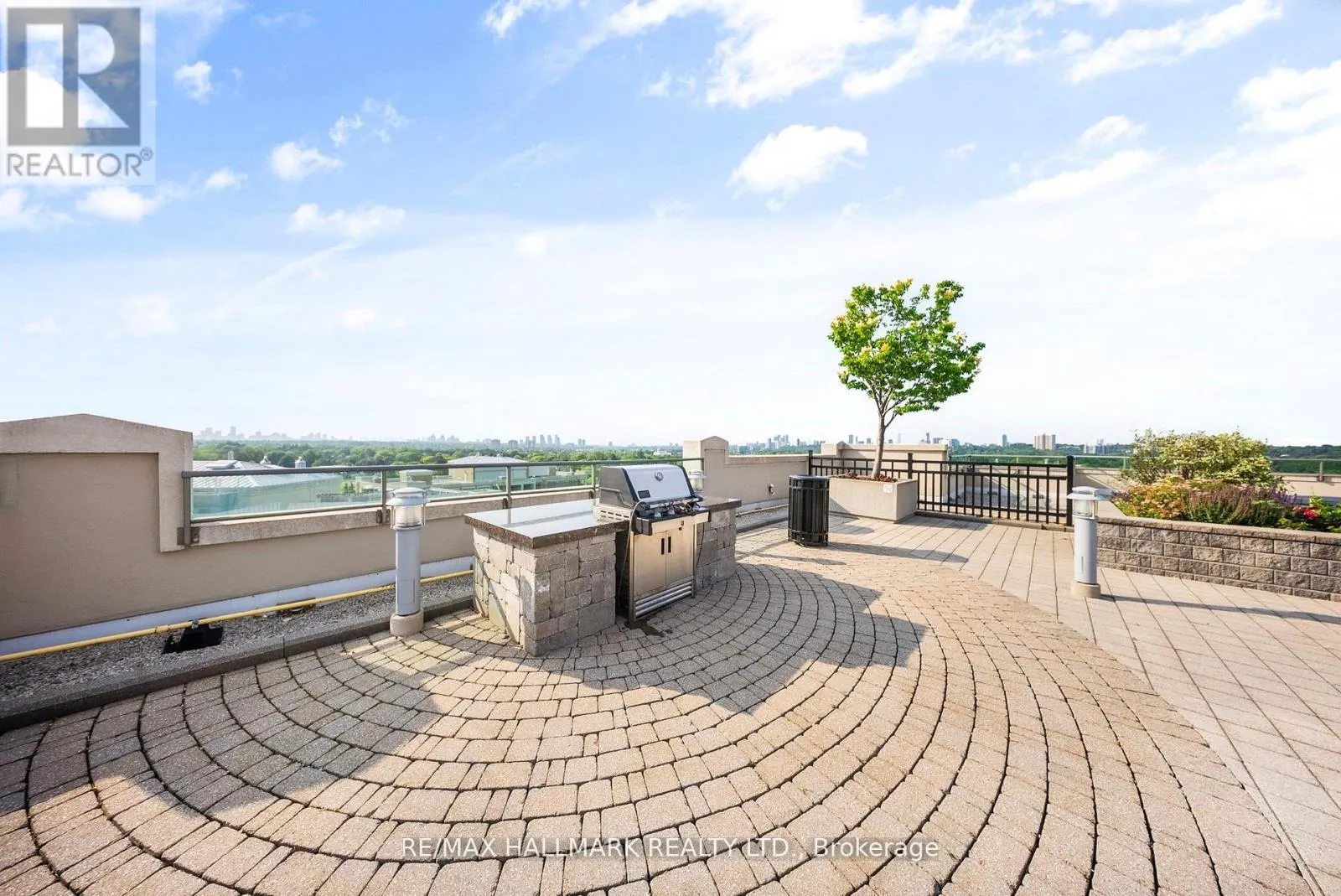 328 - 205 THE DONWAY W