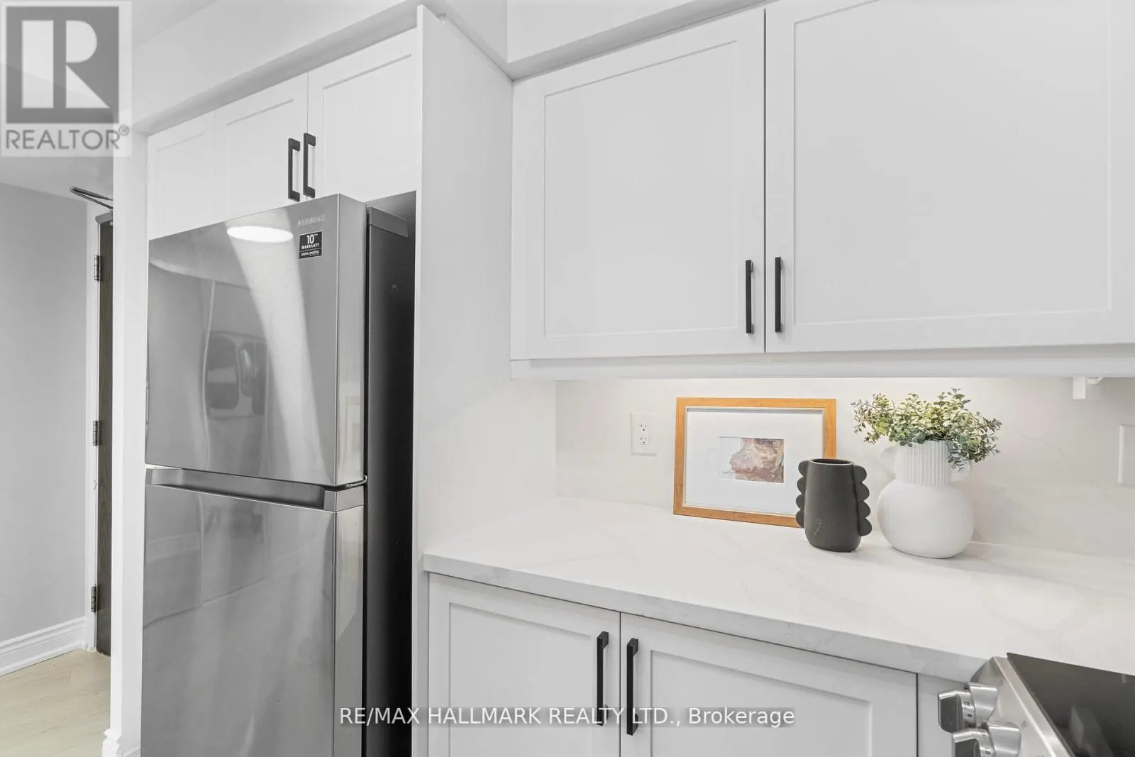 328 - 205 THE DONWAY W