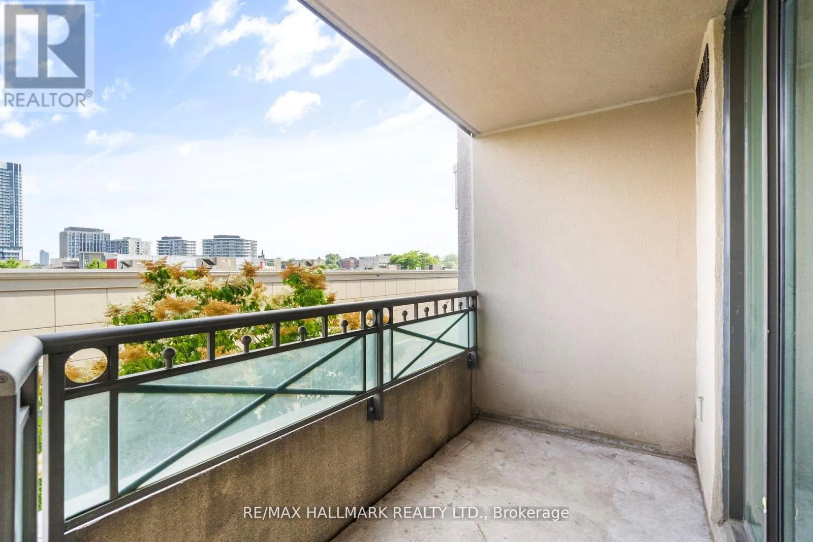 328 - 205 THE DONWAY W