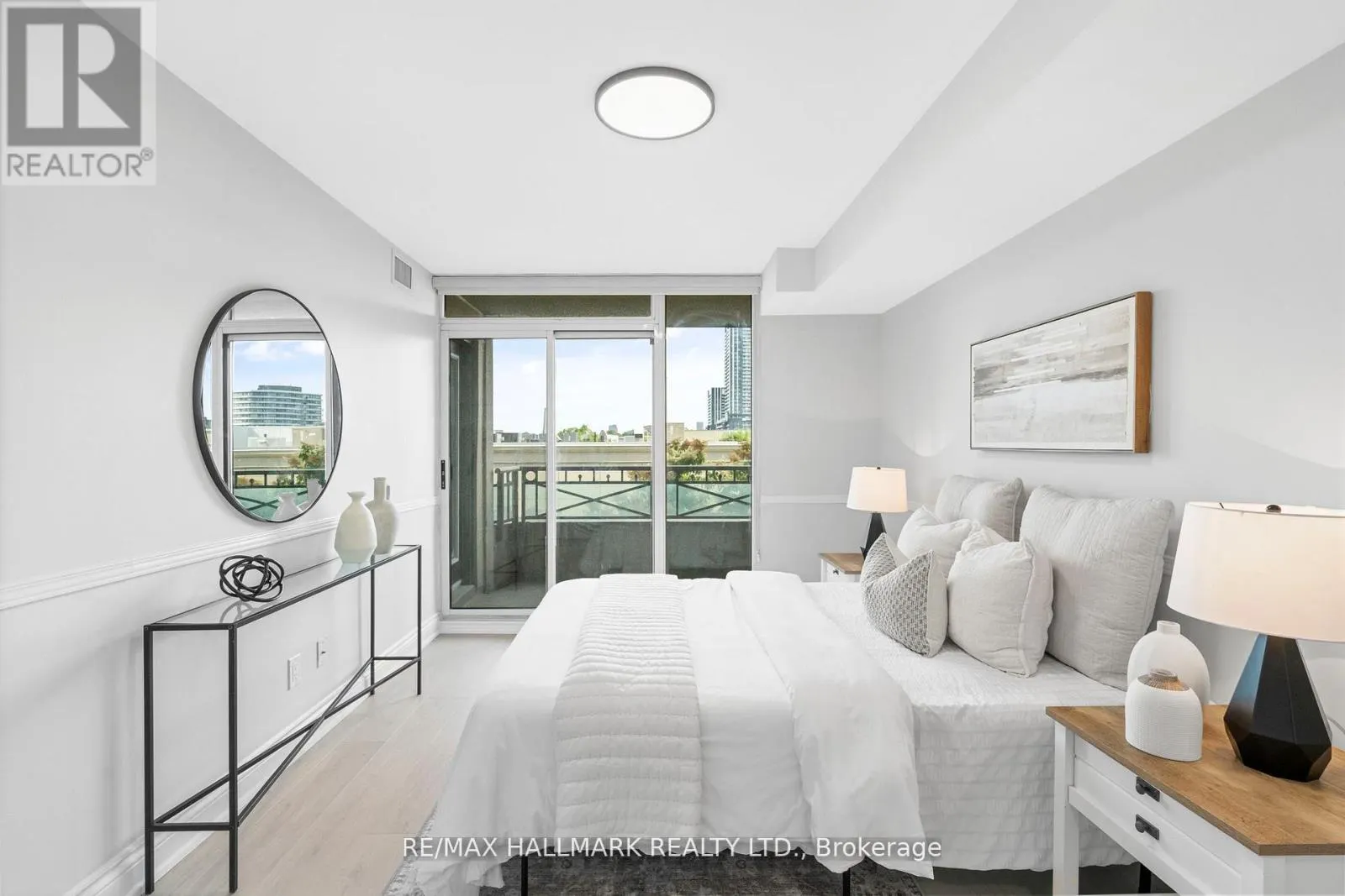 328 - 205 THE DONWAY W