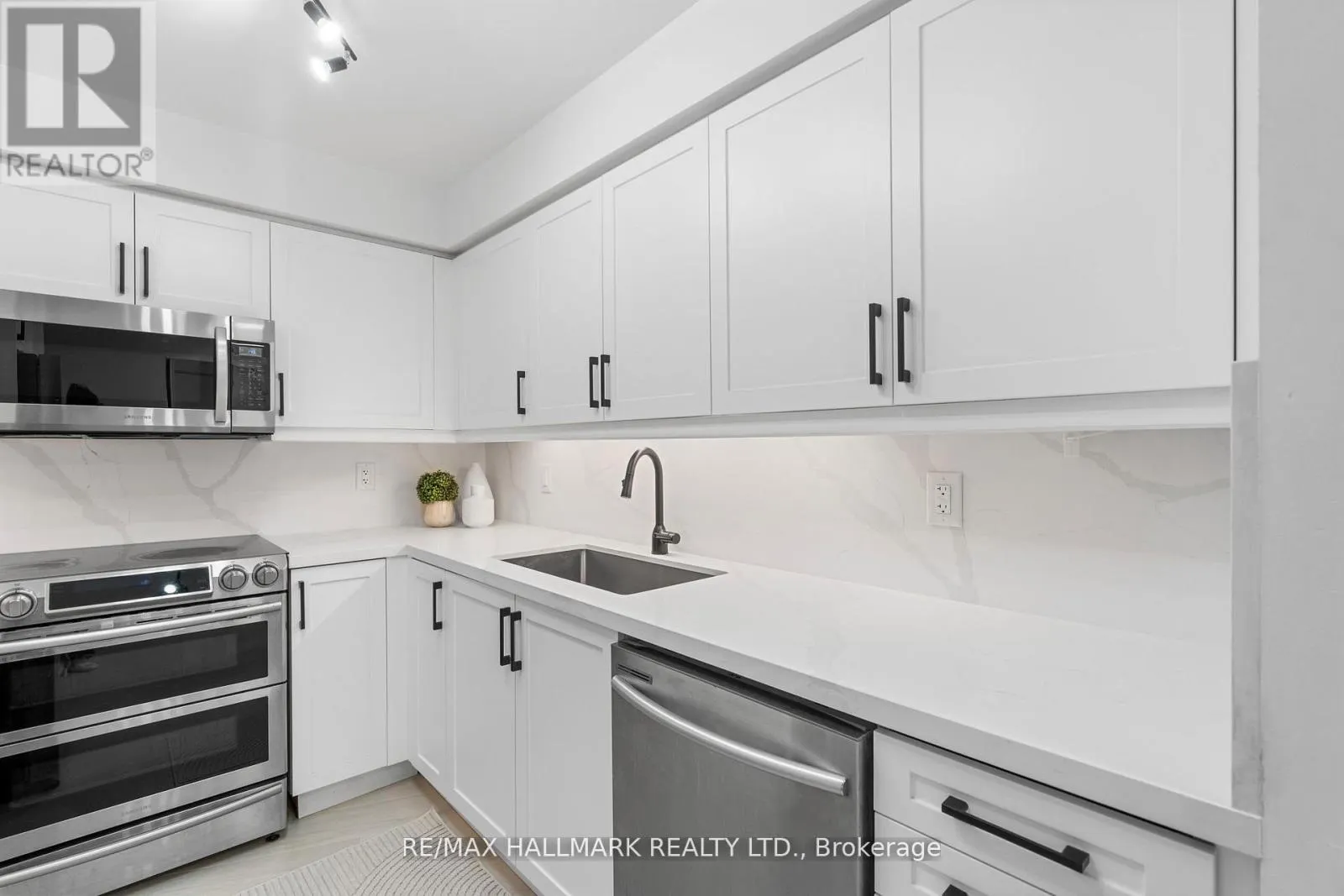 328 - 205 THE DONWAY W