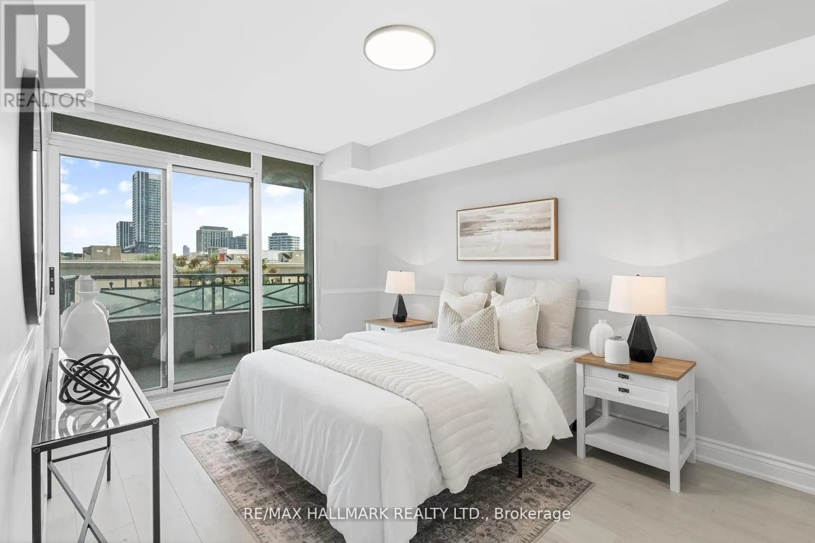 328 - 205 THE DONWAY W