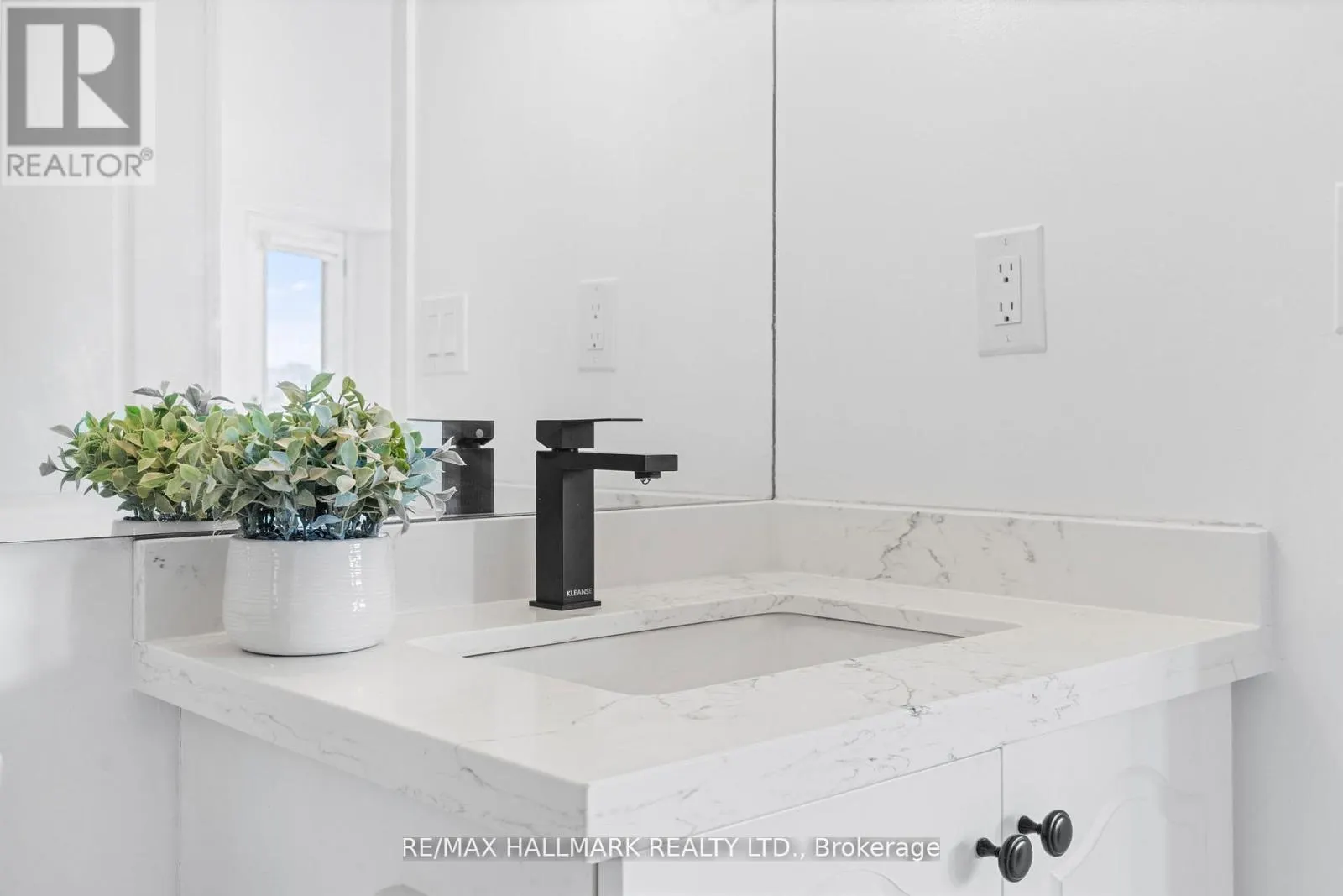 328 - 205 THE DONWAY W