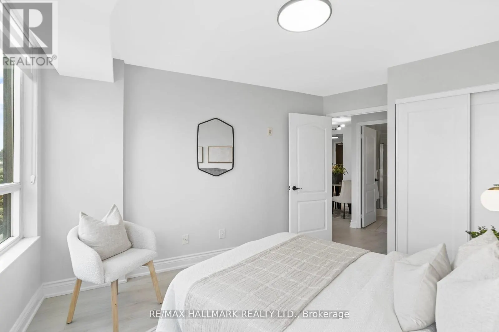 328 - 205 THE DONWAY W