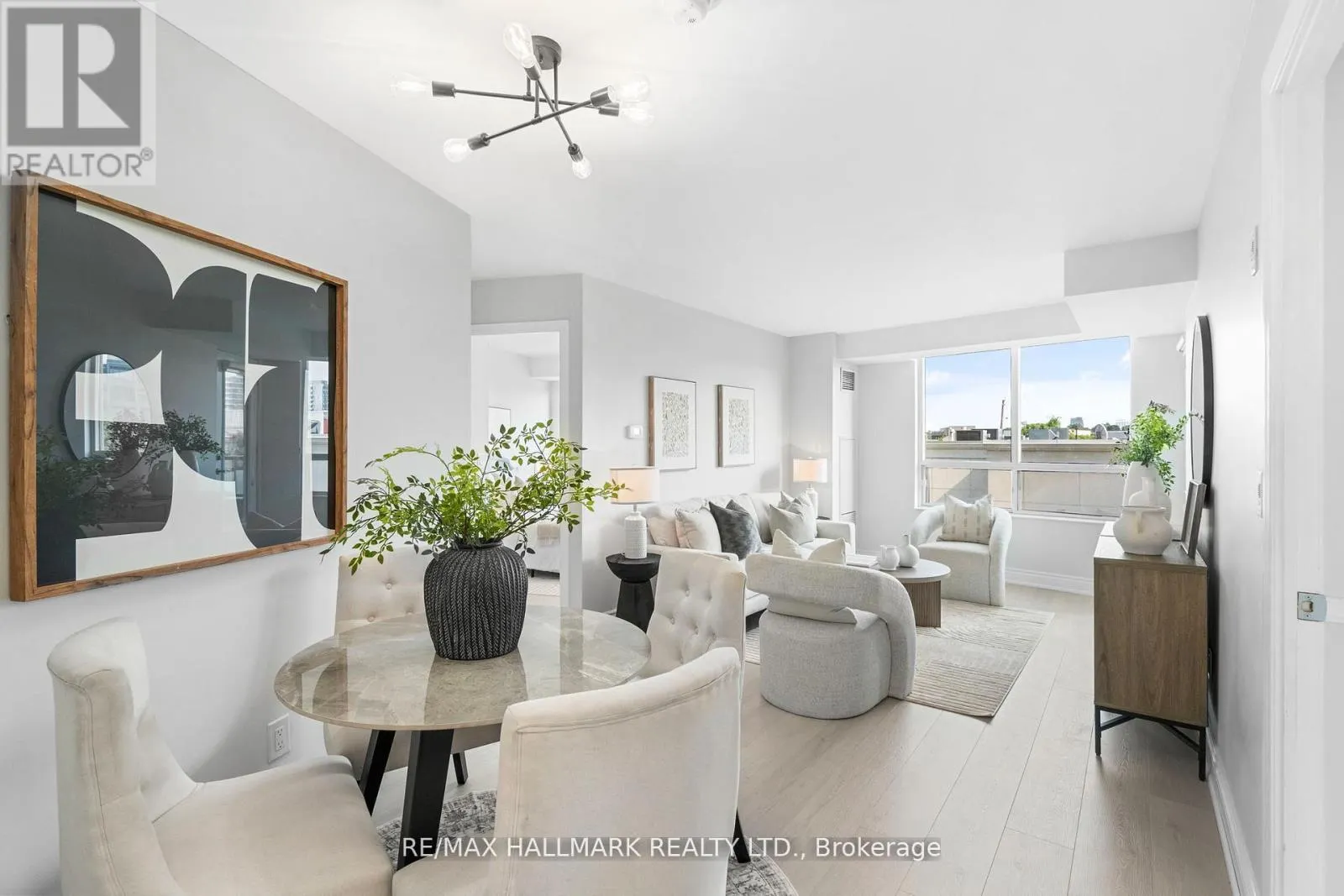 328 - 205 THE DONWAY W