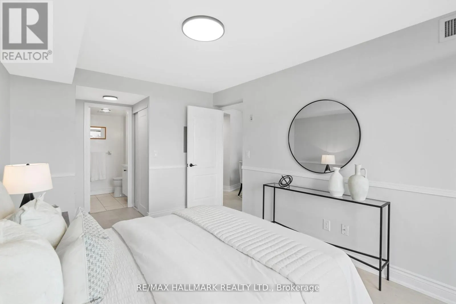 328 - 205 THE DONWAY W