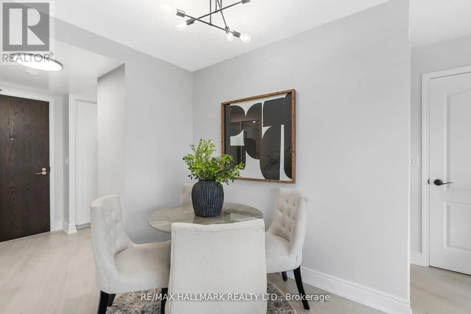 328 - 205 THE DONWAY W