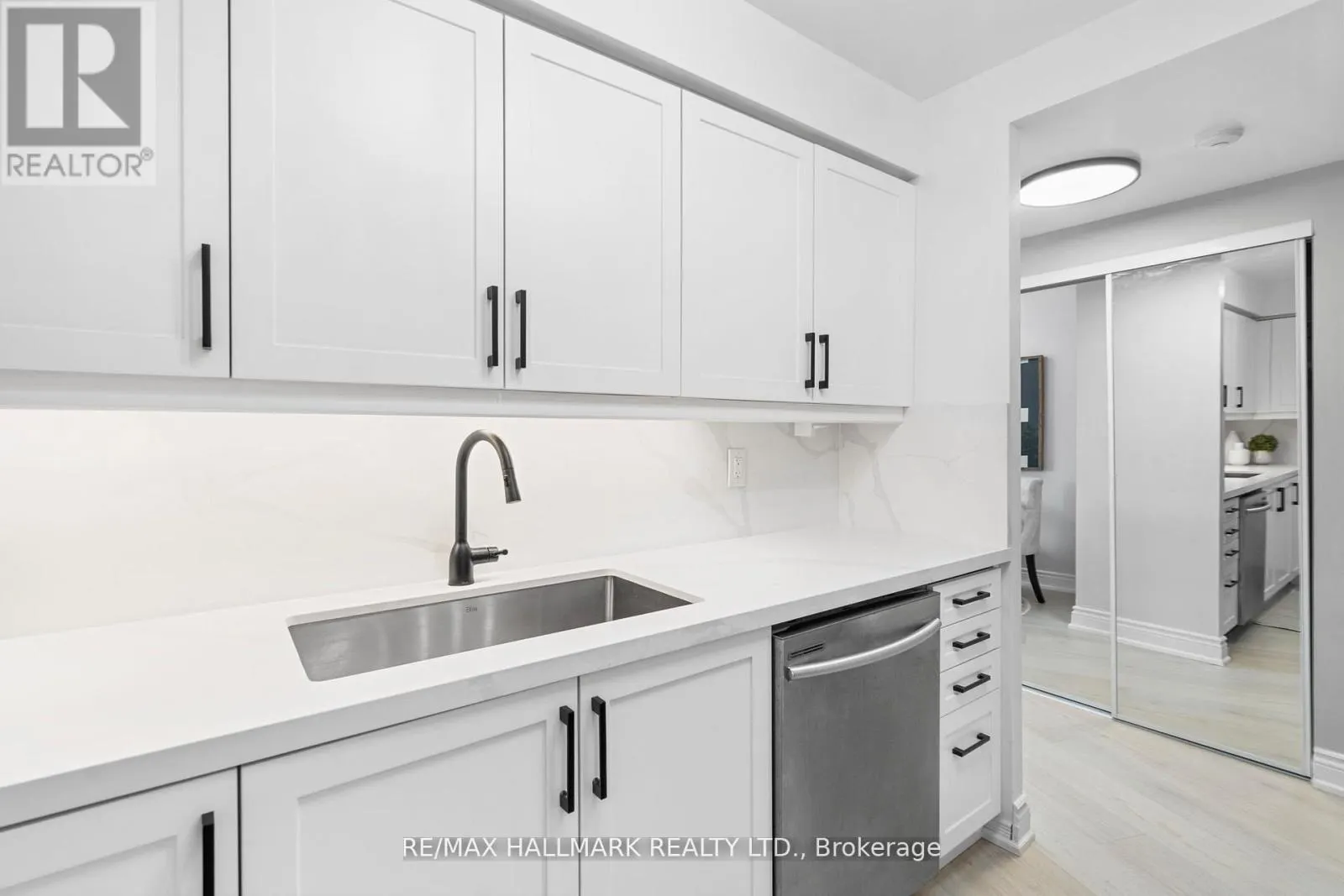 328 - 205 THE DONWAY W