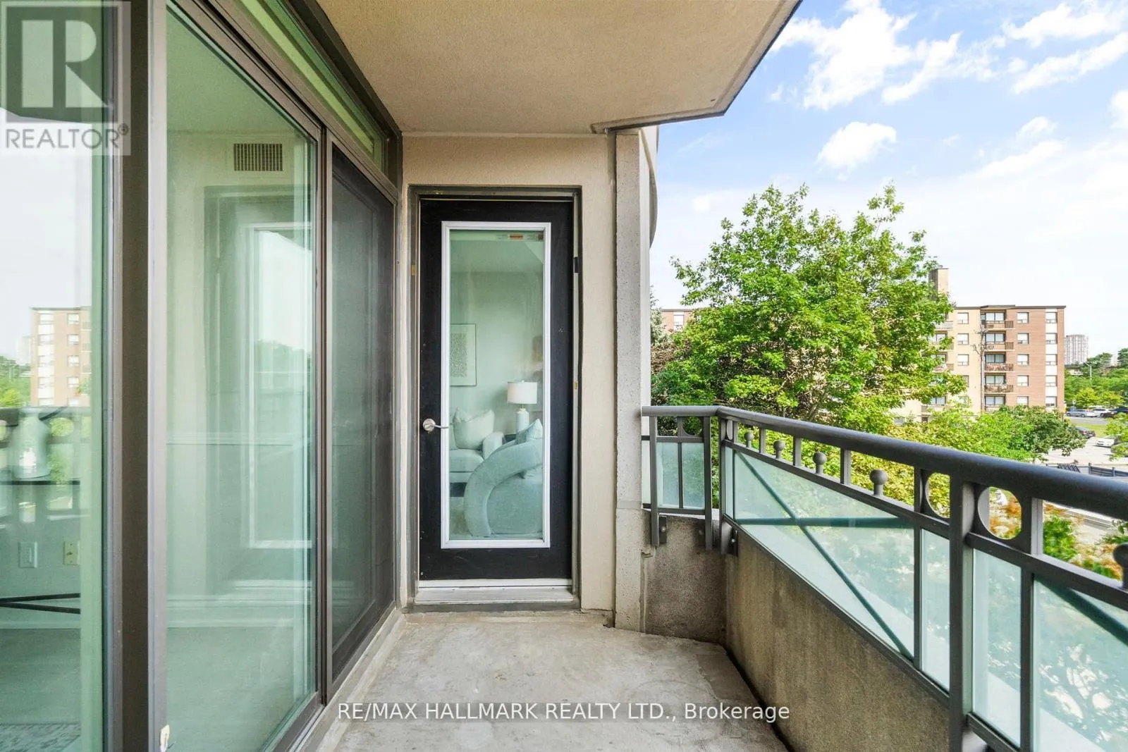 328 - 205 THE DONWAY W