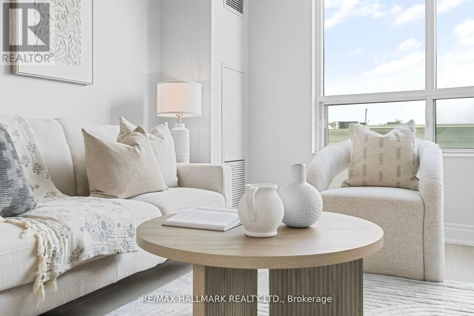 328 - 205 THE DONWAY W