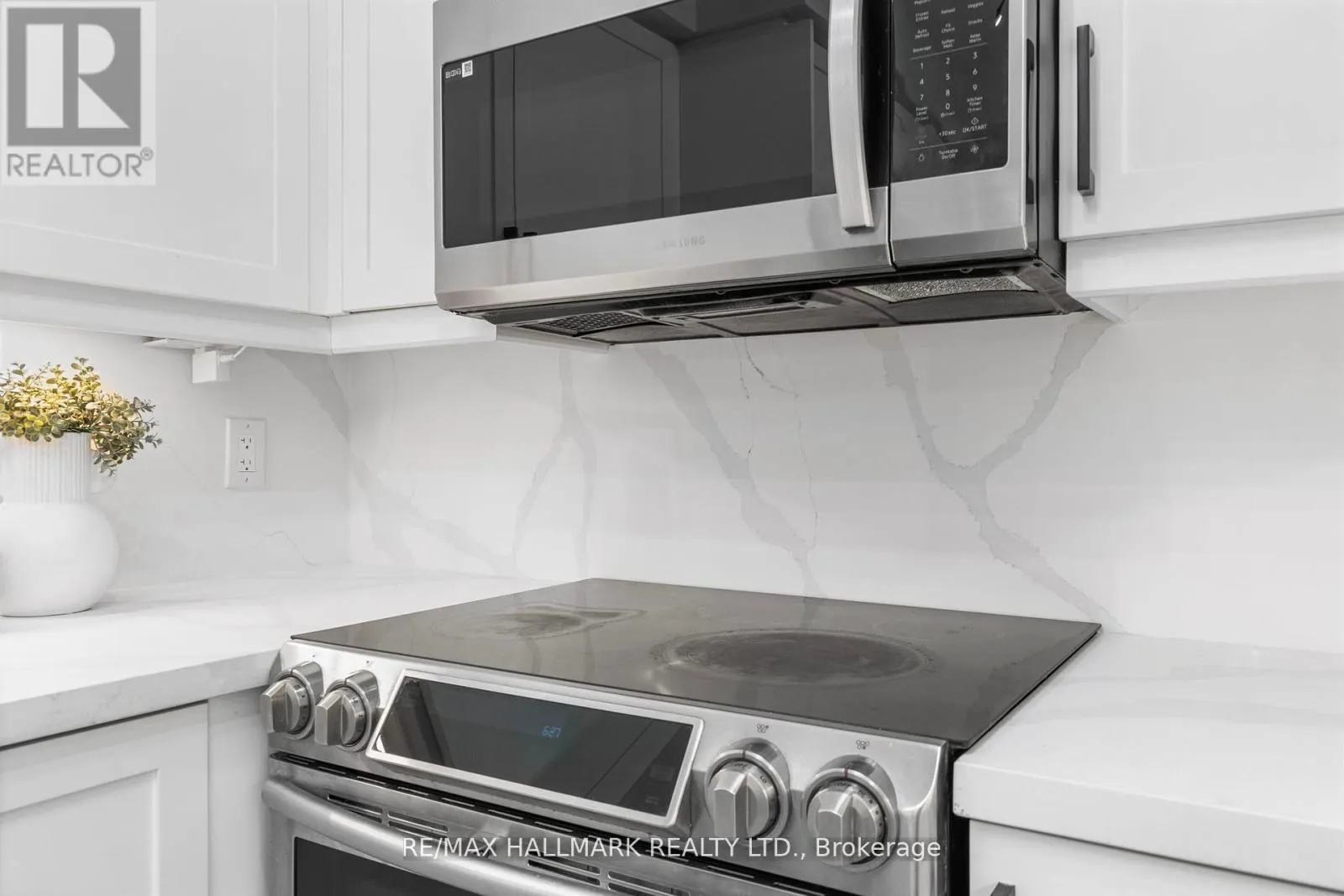 328 - 205 THE DONWAY W