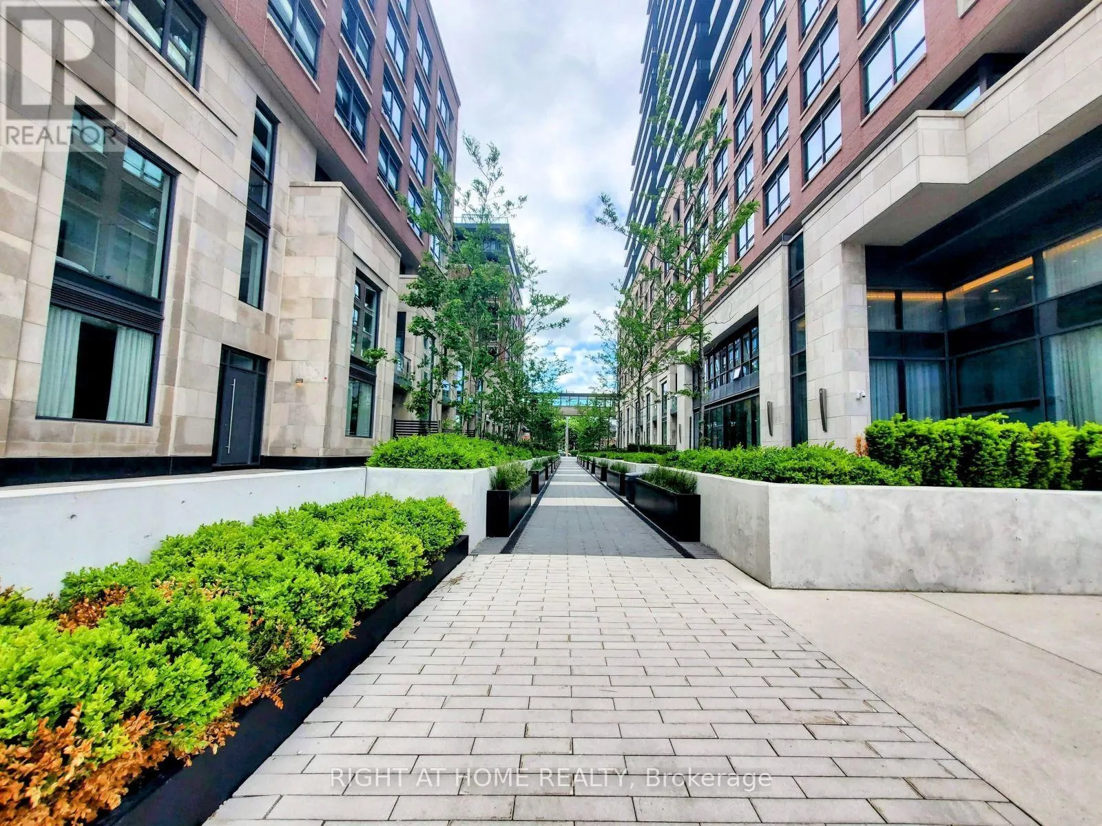 1308 - 33 FREDERICK TODD WAY