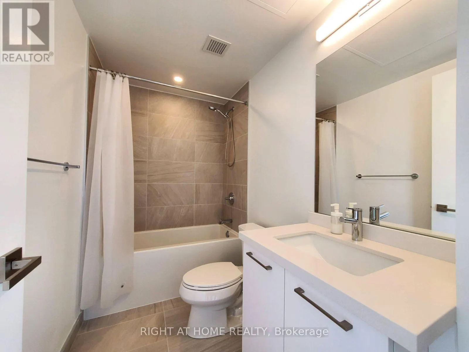 1308 - 33 FREDERICK TODD WAY