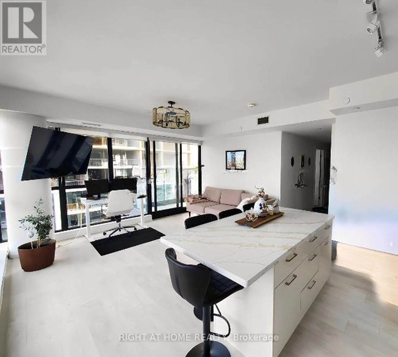 1308 - 33 FREDERICK TODD WAY