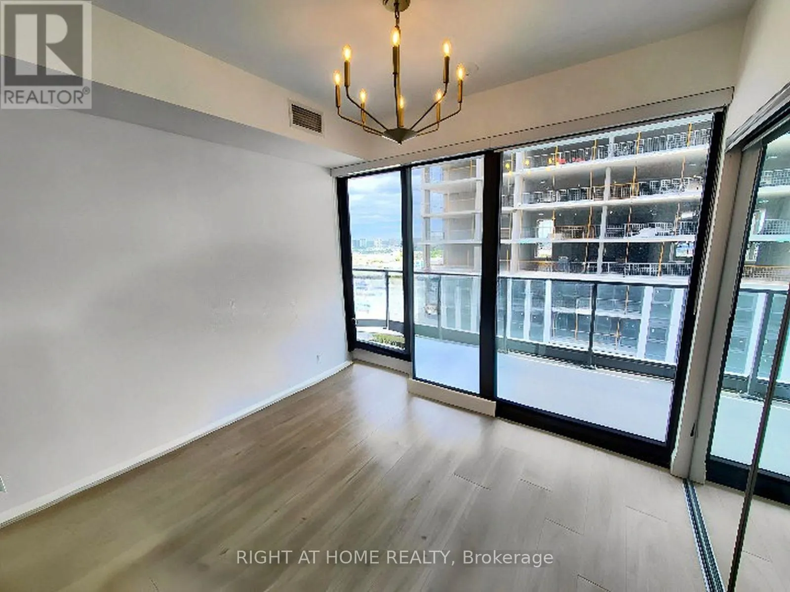 1308 - 33 FREDERICK TODD WAY