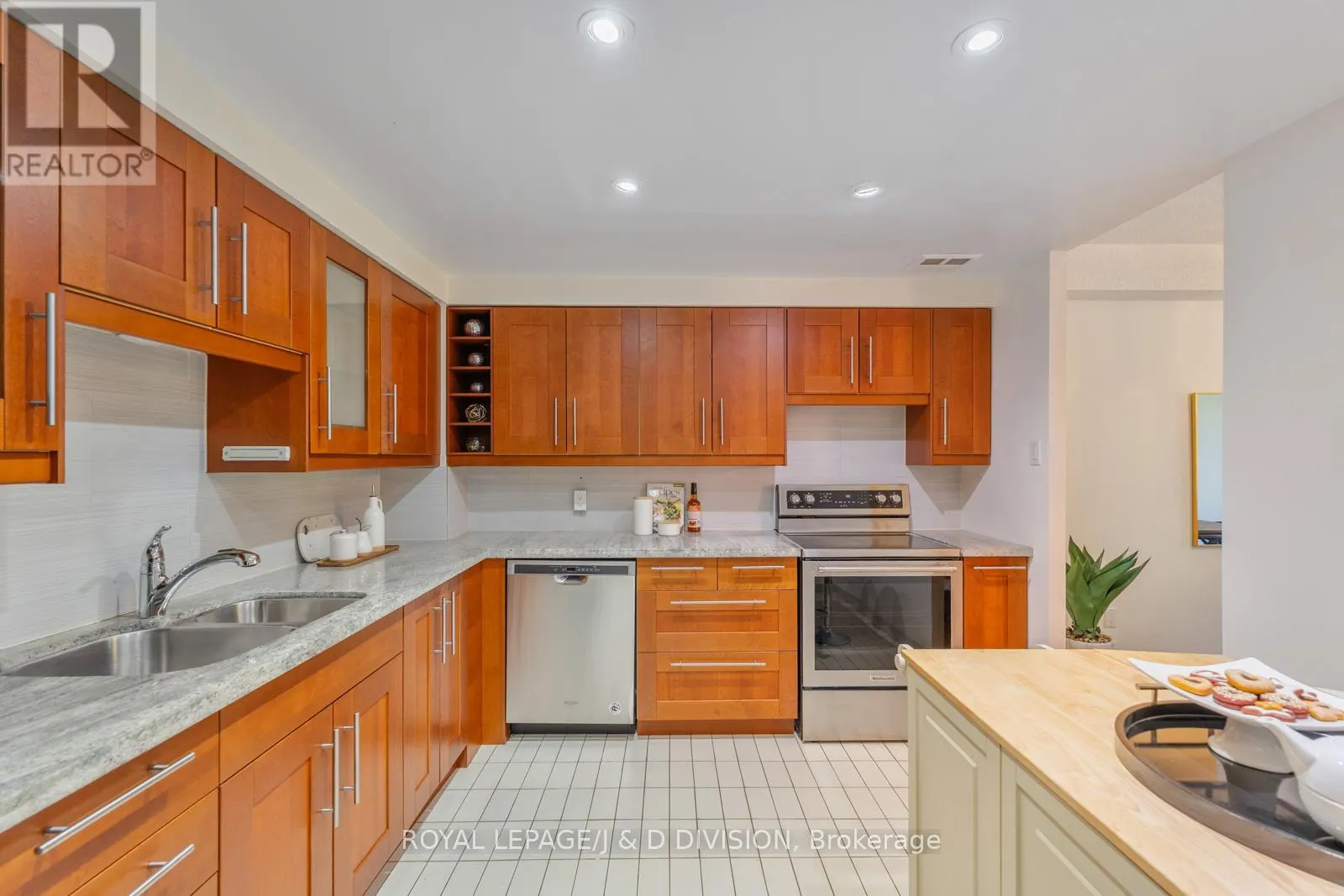 305 - 30 GLEN ELM AVENUE