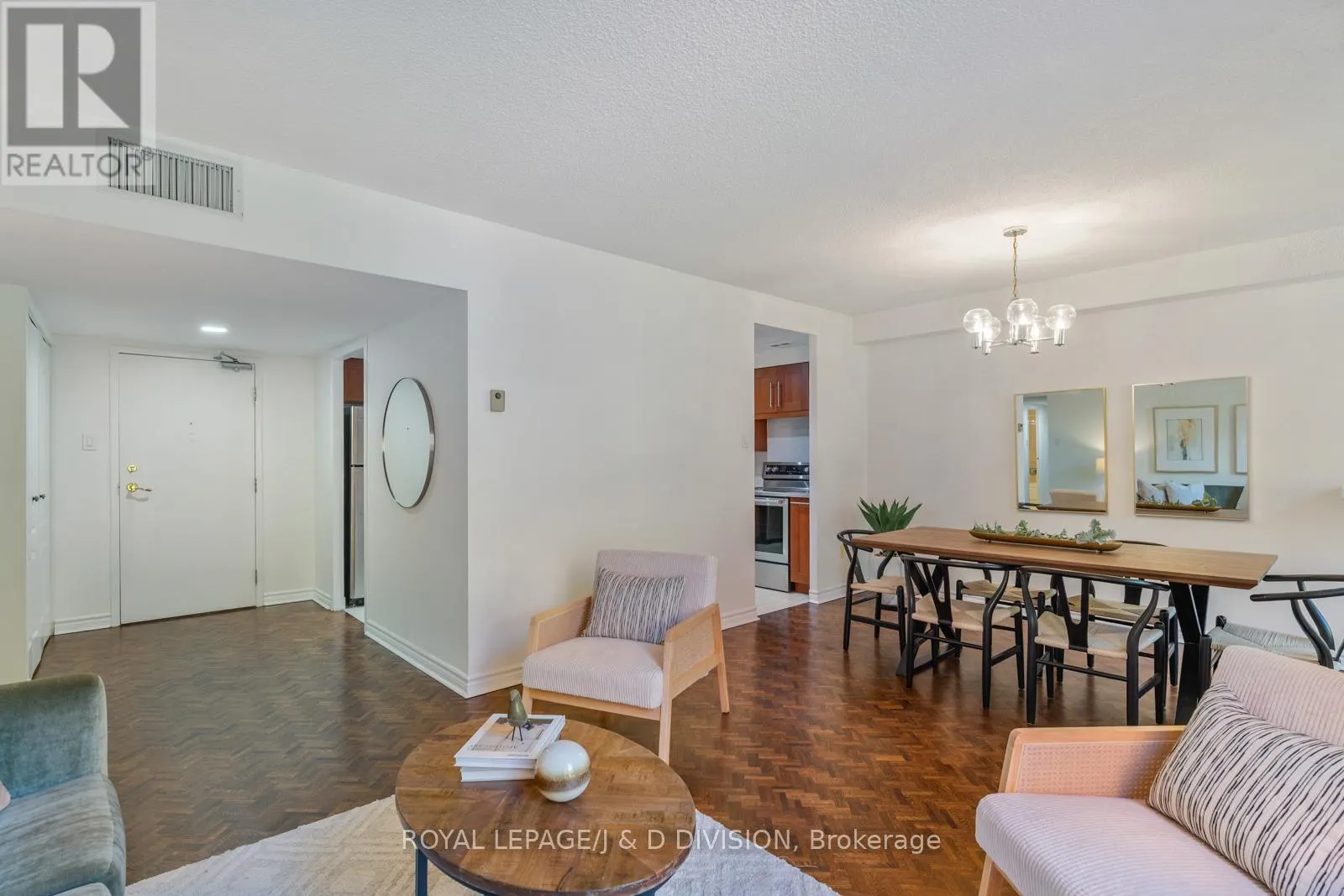 305 - 30 GLEN ELM AVENUE