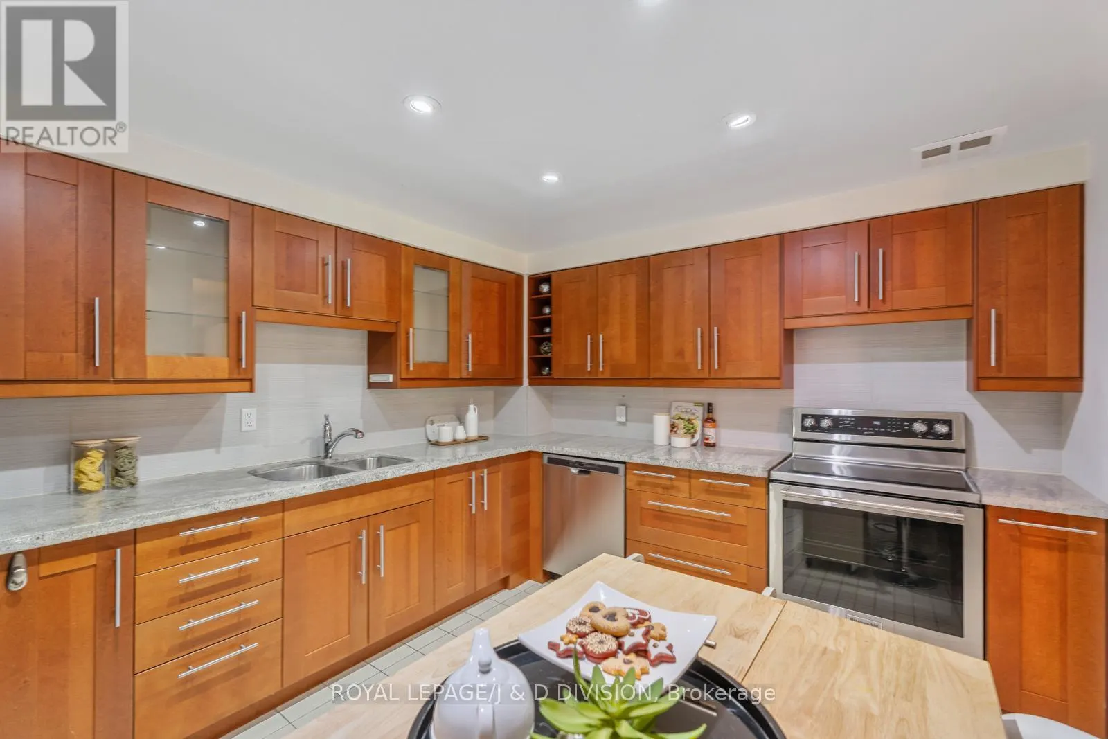 305 - 30 GLEN ELM AVENUE