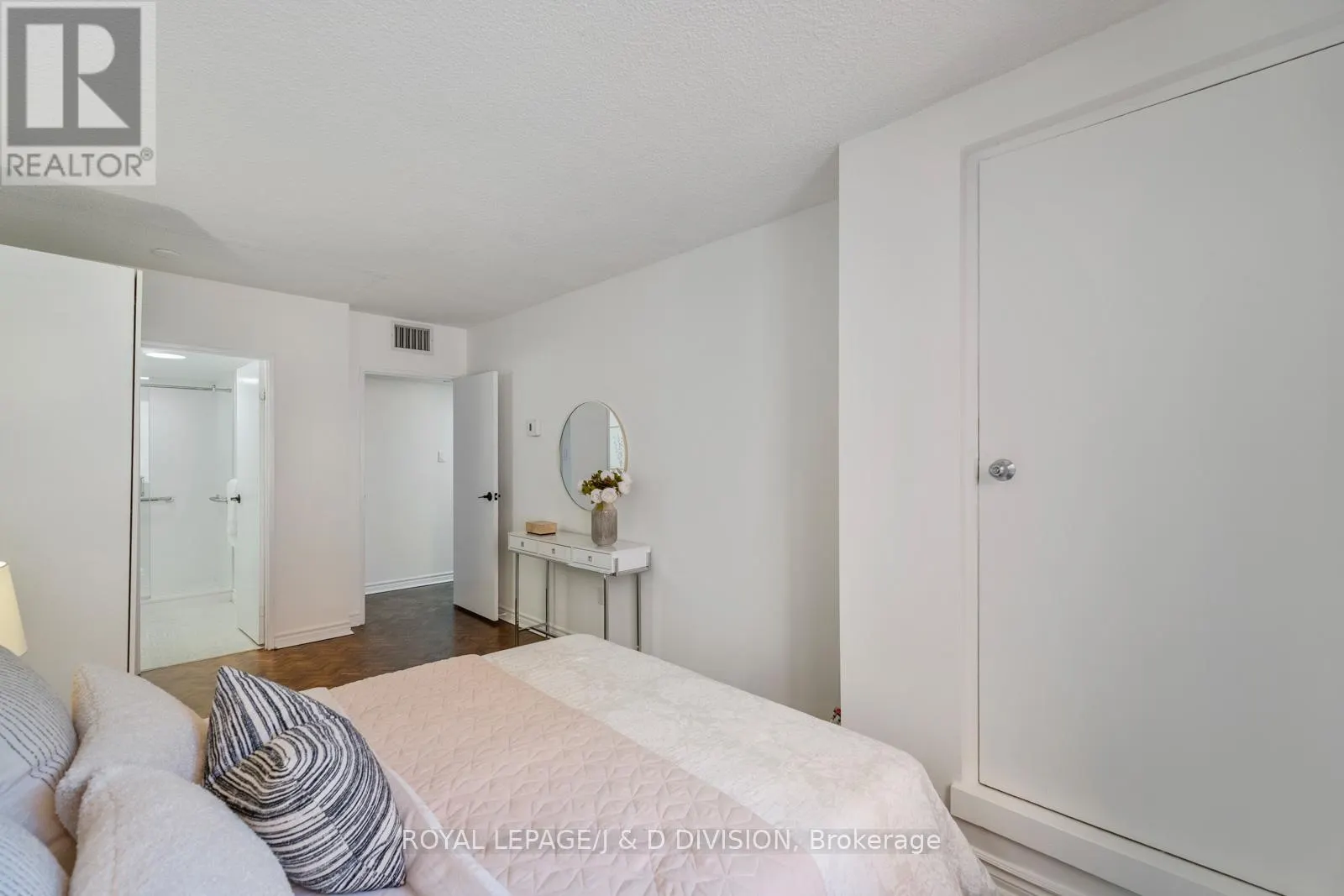 305 - 30 GLEN ELM AVENUE