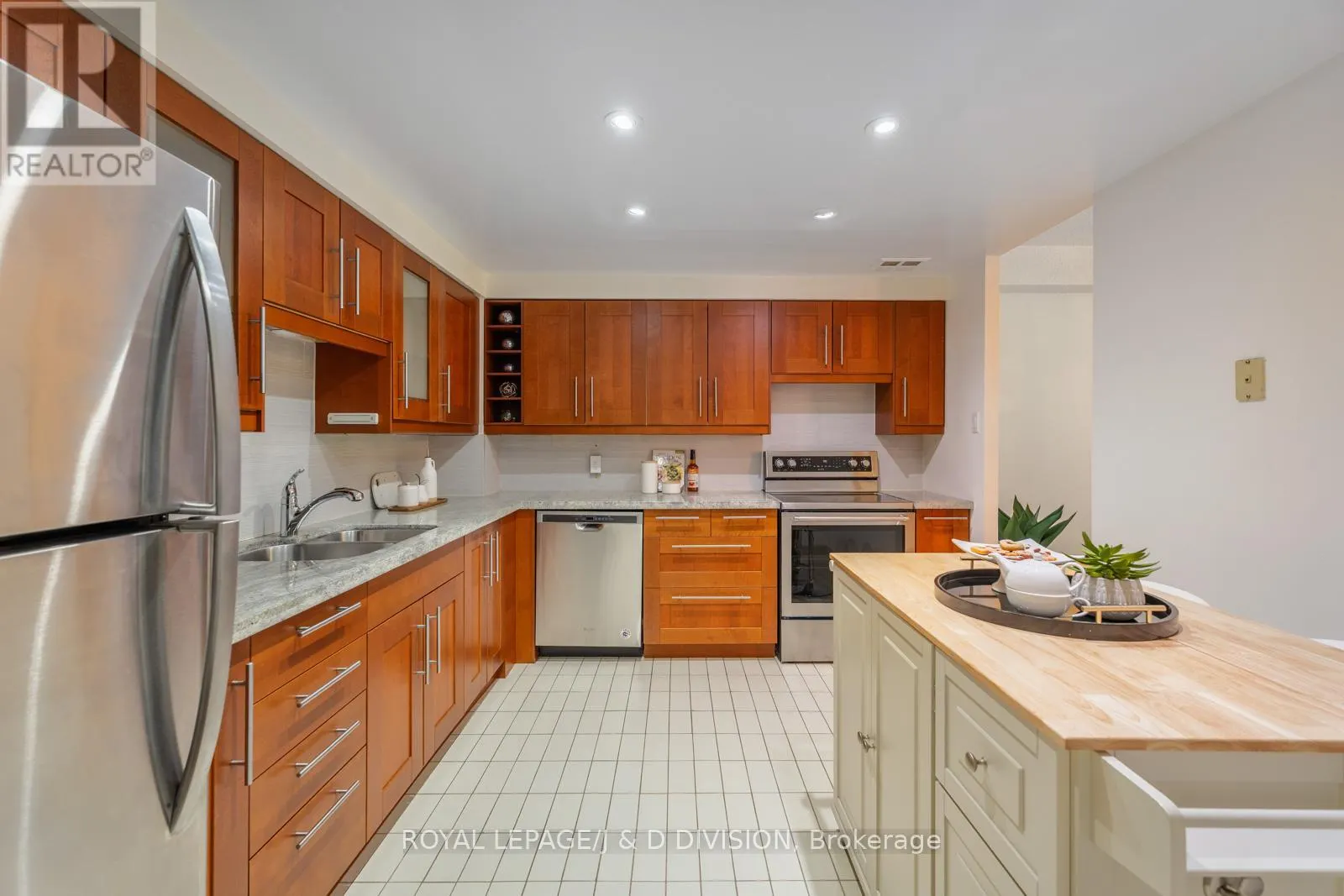 305 - 30 GLEN ELM AVENUE