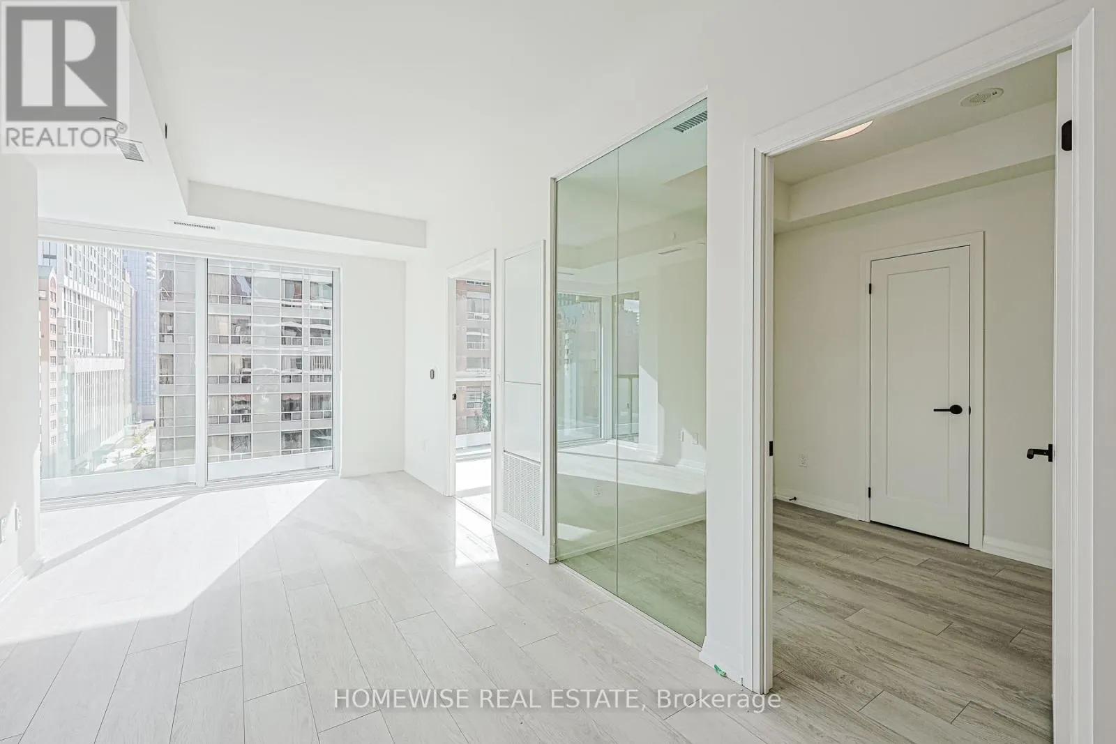 604 - 280 DUNDAS STREET W