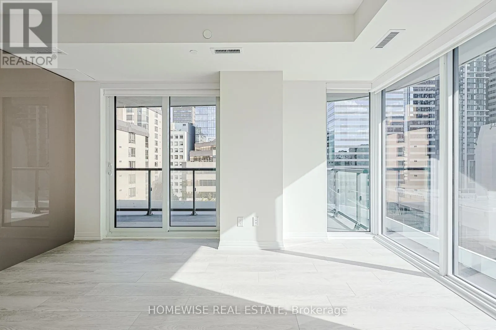 604 - 280 DUNDAS STREET W