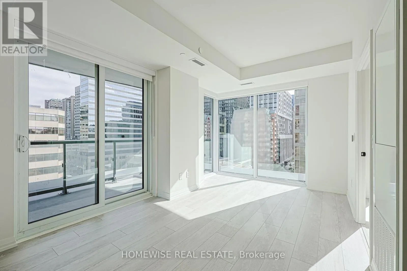 604 - 280 DUNDAS STREET W