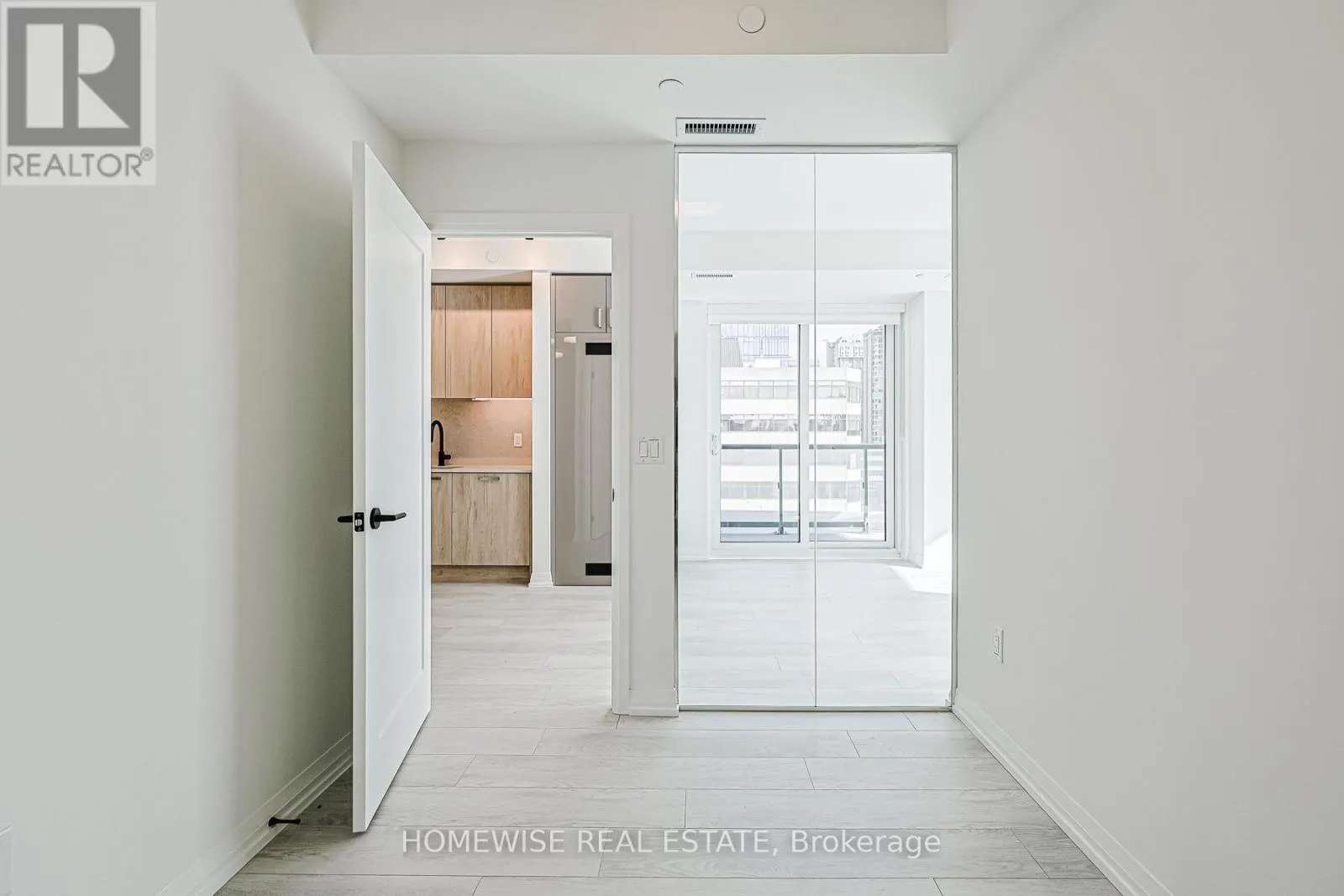 604 - 280 DUNDAS STREET W