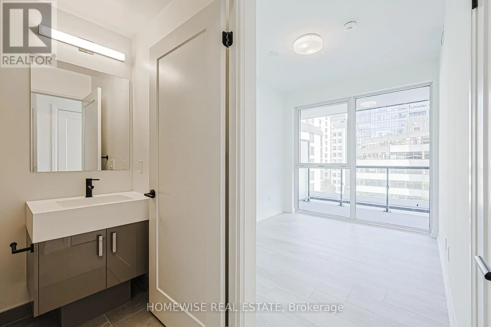 604 - 280 DUNDAS STREET W