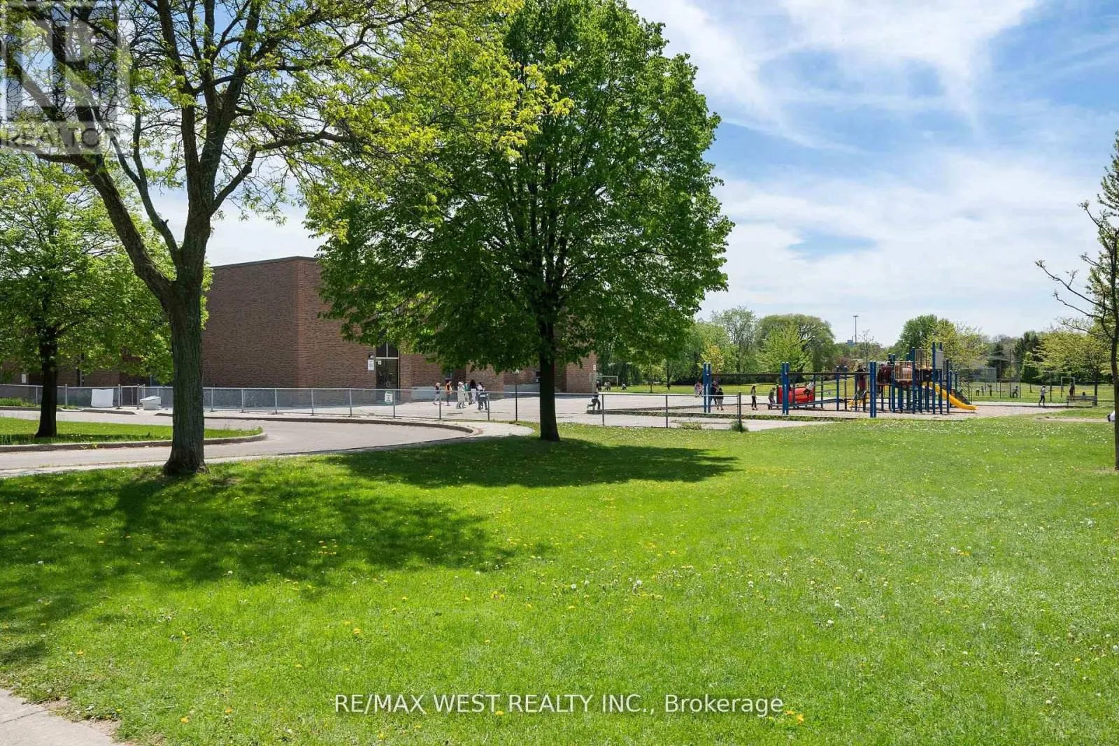 236 - 165 CHEROKEE BOULEVARD N