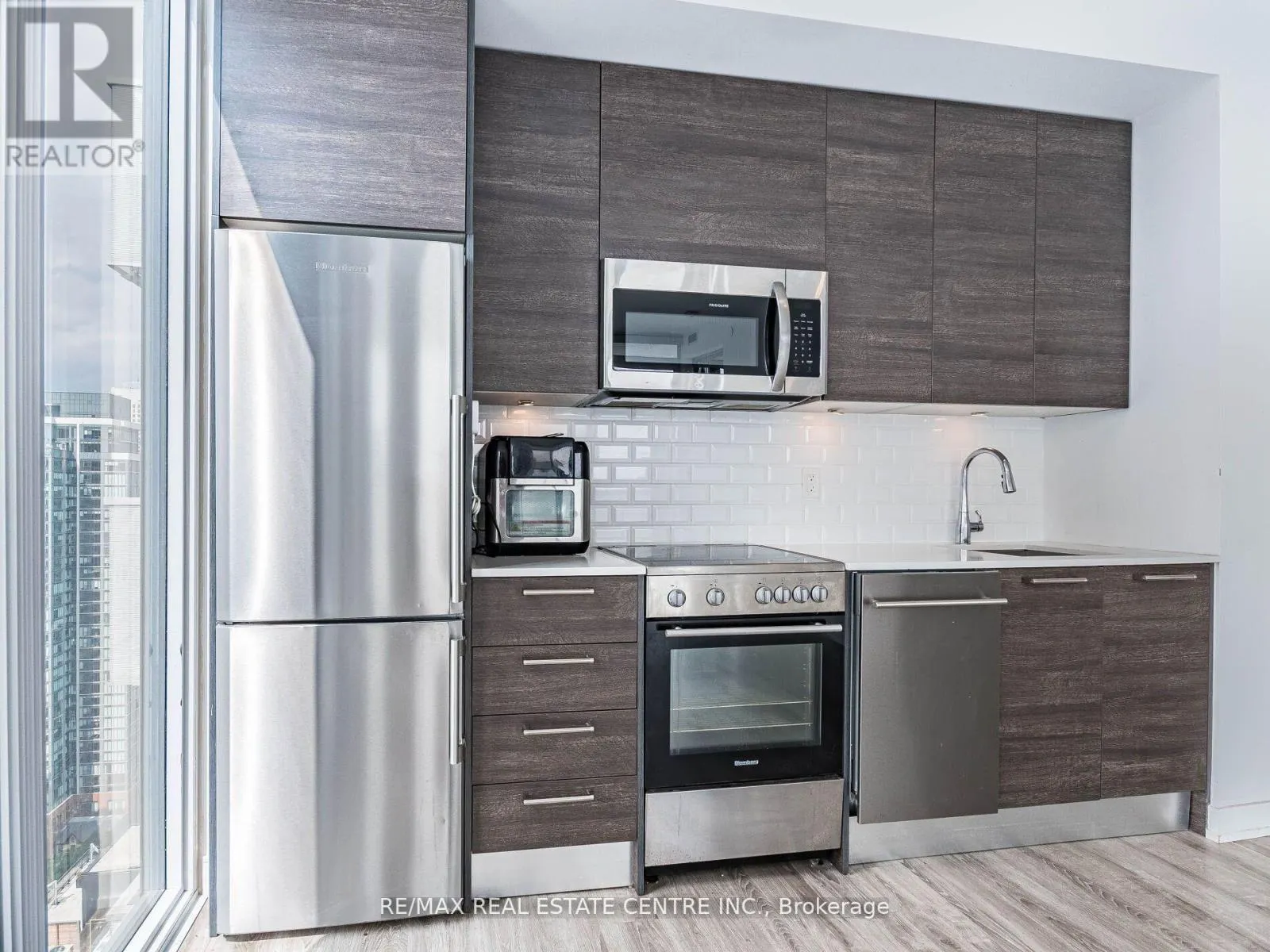 3302 - 28 WELLESLEY STREET