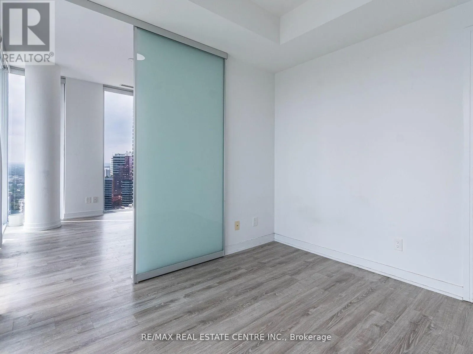 3302 - 28 WELLESLEY STREET