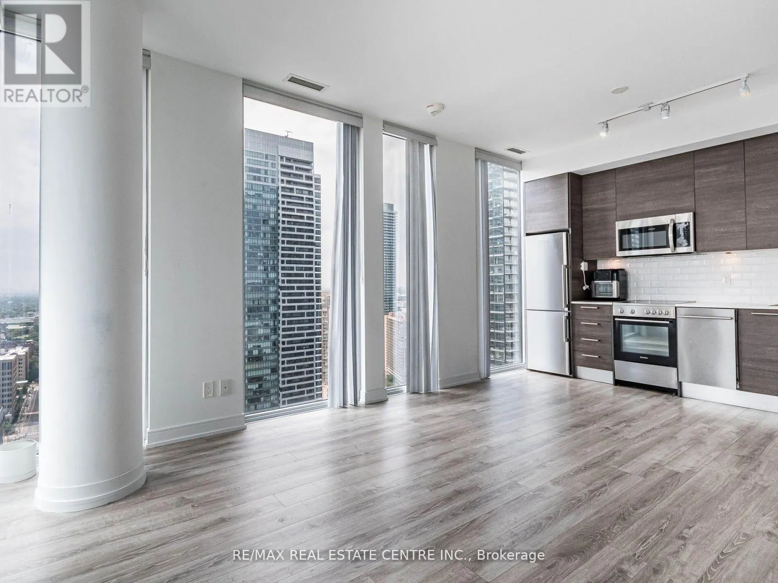 3302 - 28 WELLESLEY STREET