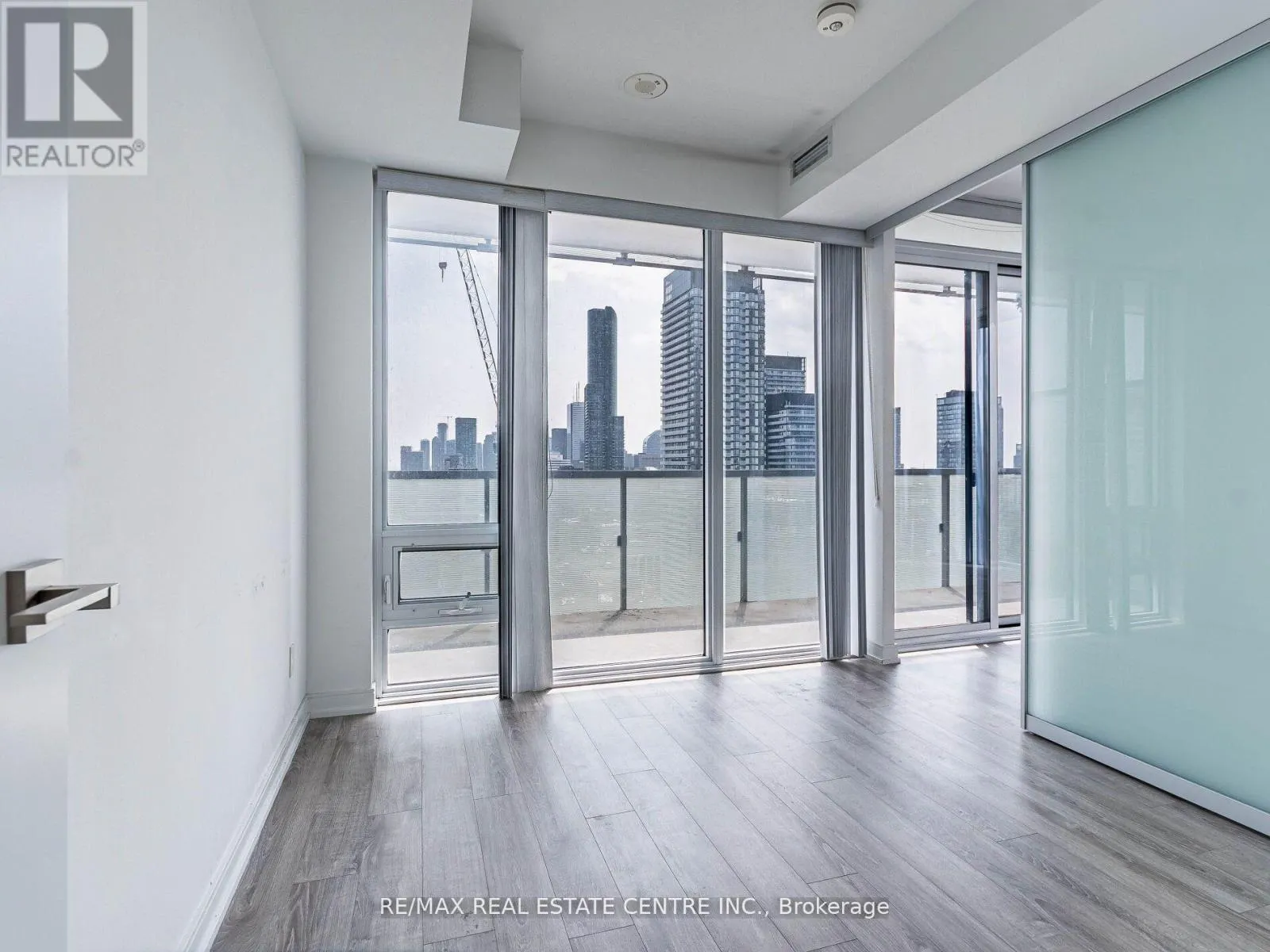 3302 - 28 WELLESLEY STREET