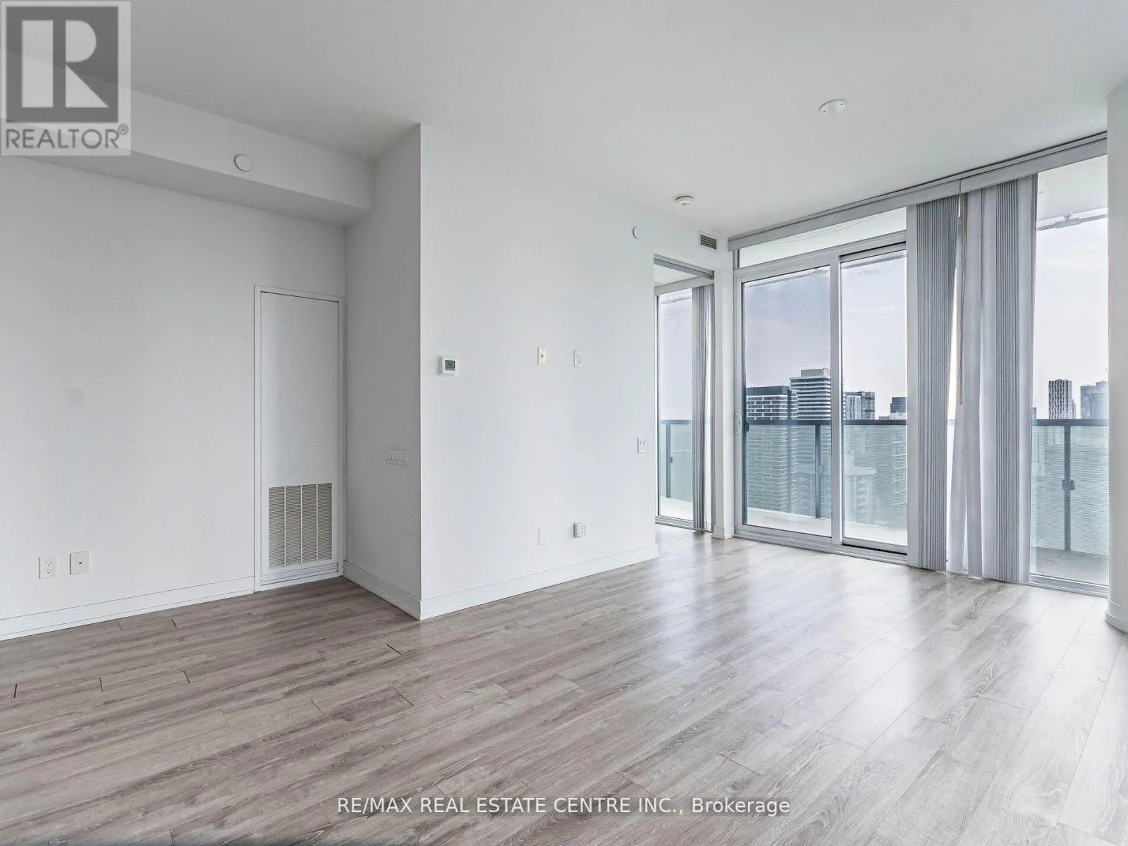 3302 - 28 WELLESLEY STREET