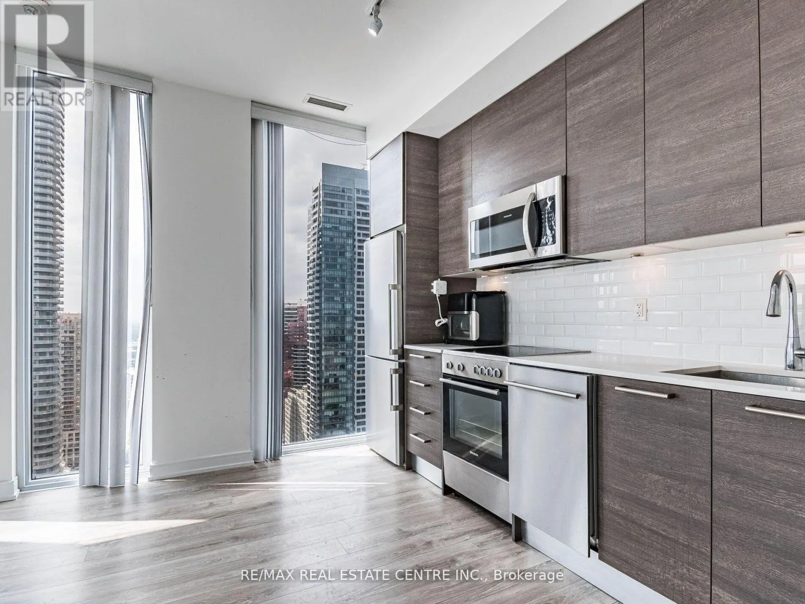 3302 - 28 WELLESLEY STREET