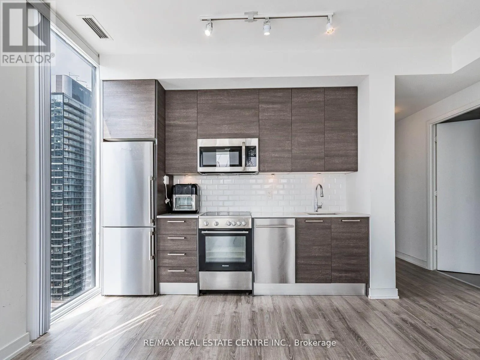 3302 - 28 WELLESLEY STREET