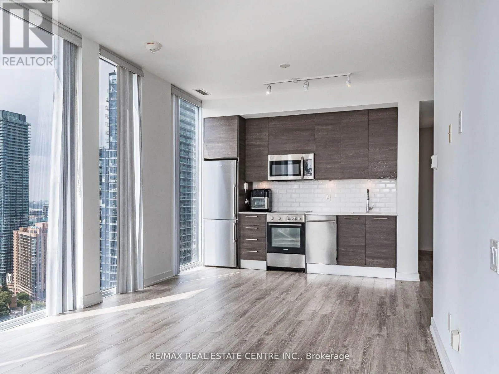 3302 - 28 WELLESLEY STREET