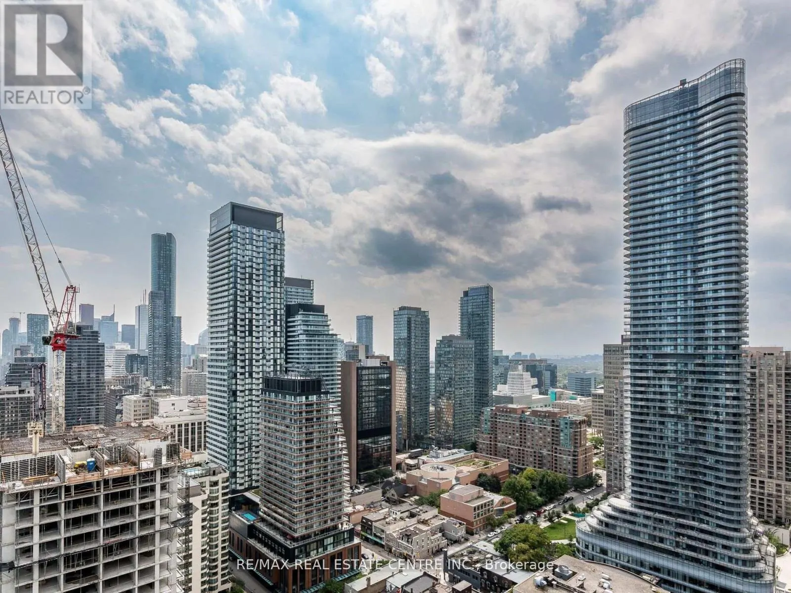 3302 - 28 WELLESLEY STREET