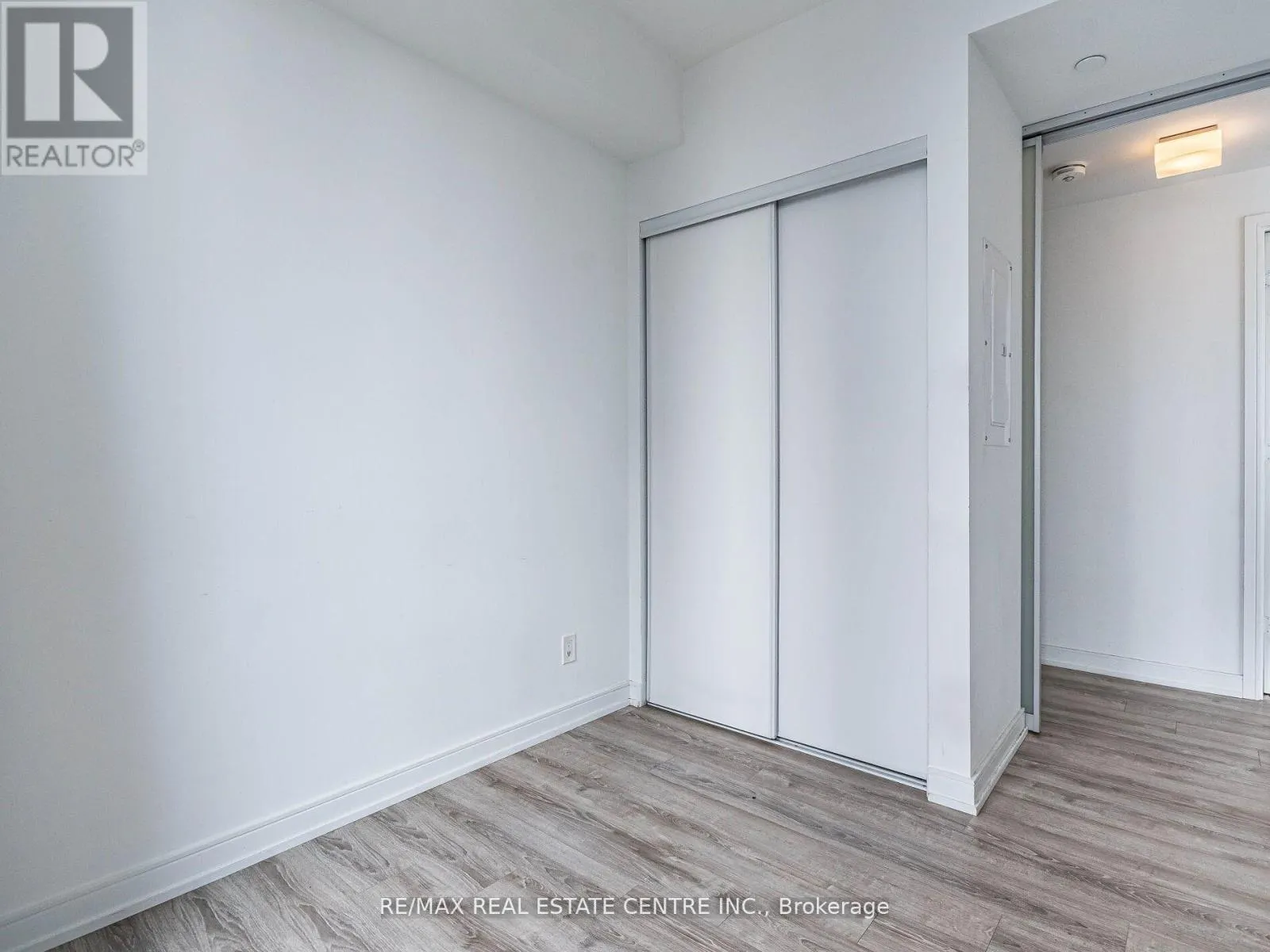 3302 - 28 WELLESLEY STREET