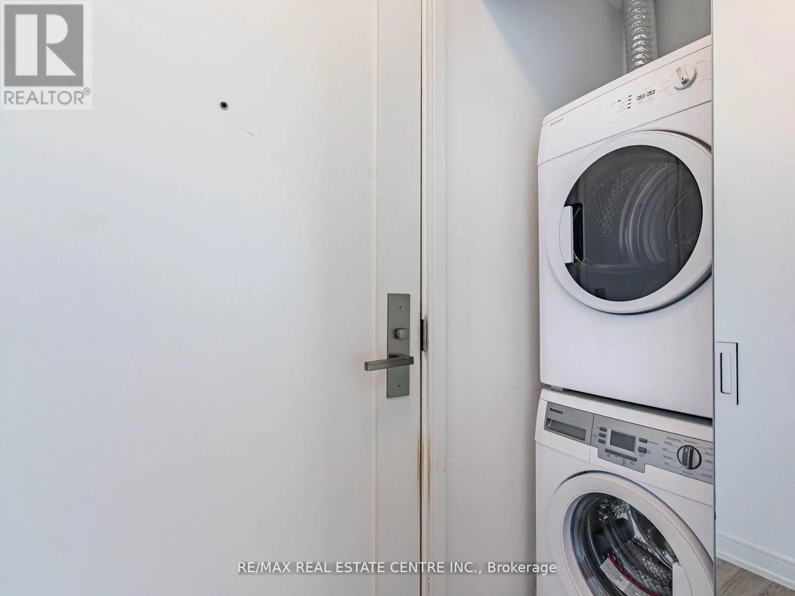 3302 - 28 WELLESLEY STREET