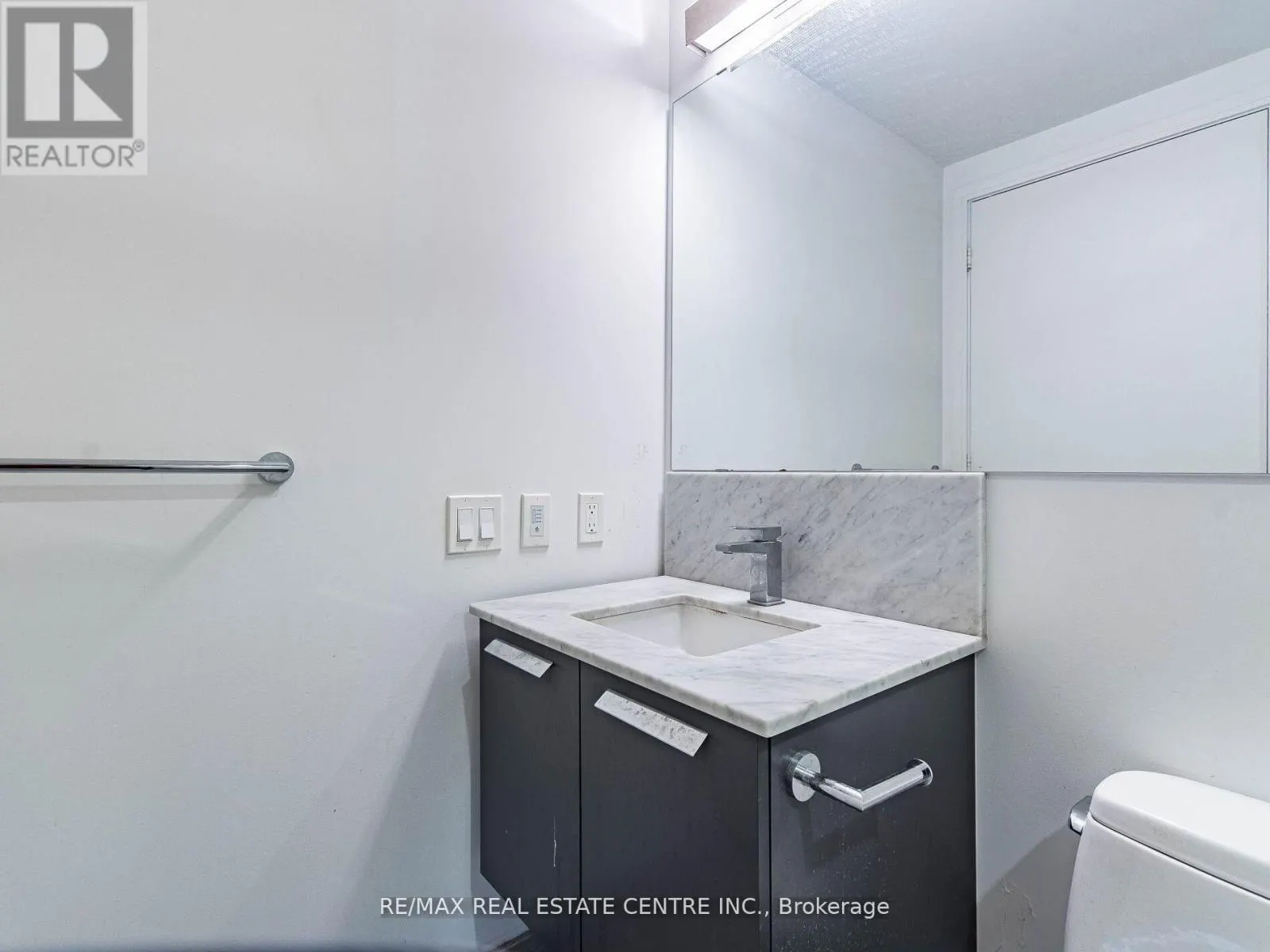 3302 - 28 WELLESLEY STREET