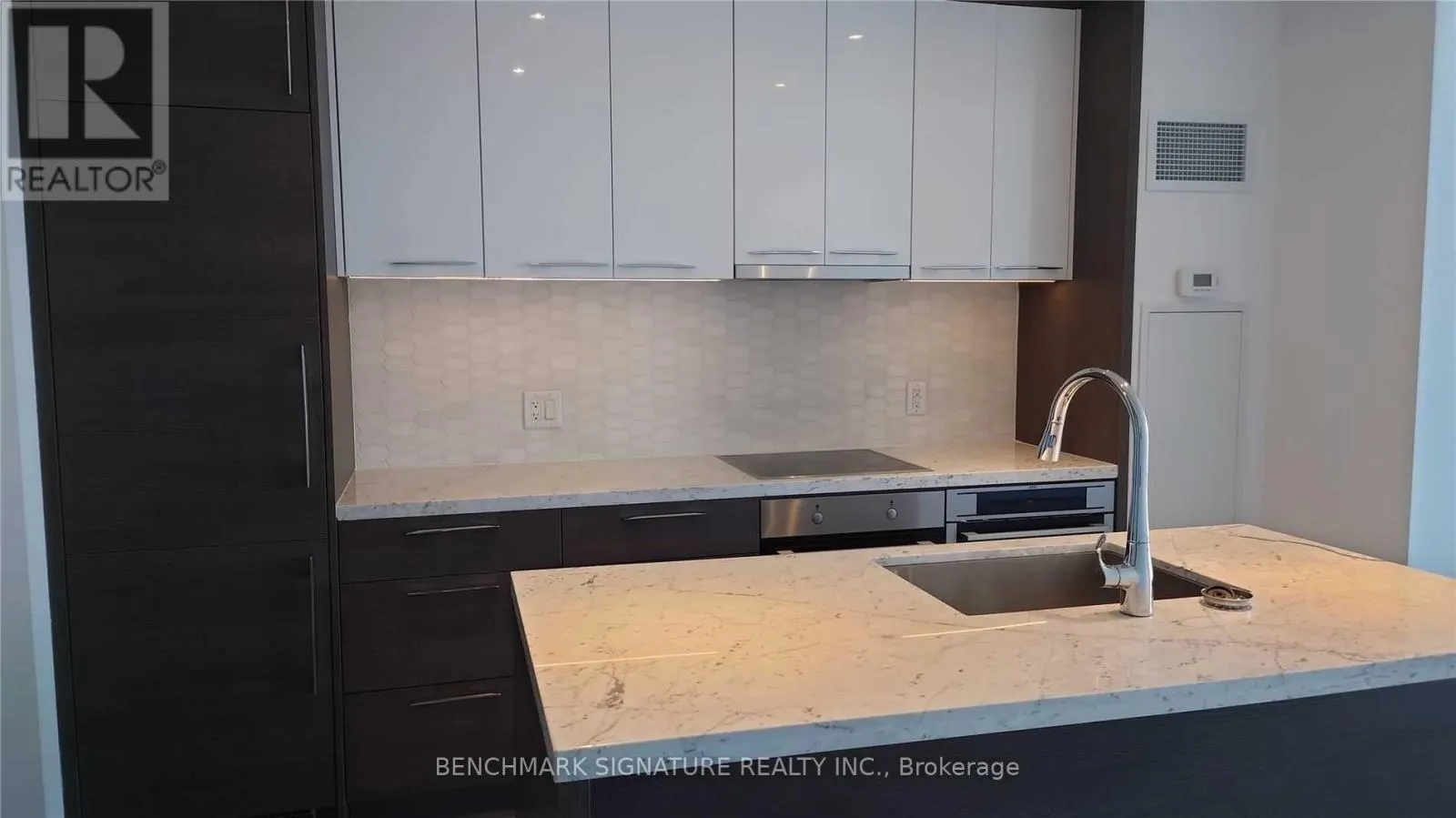 2805 - 488 UNIVERSITY AVENUE