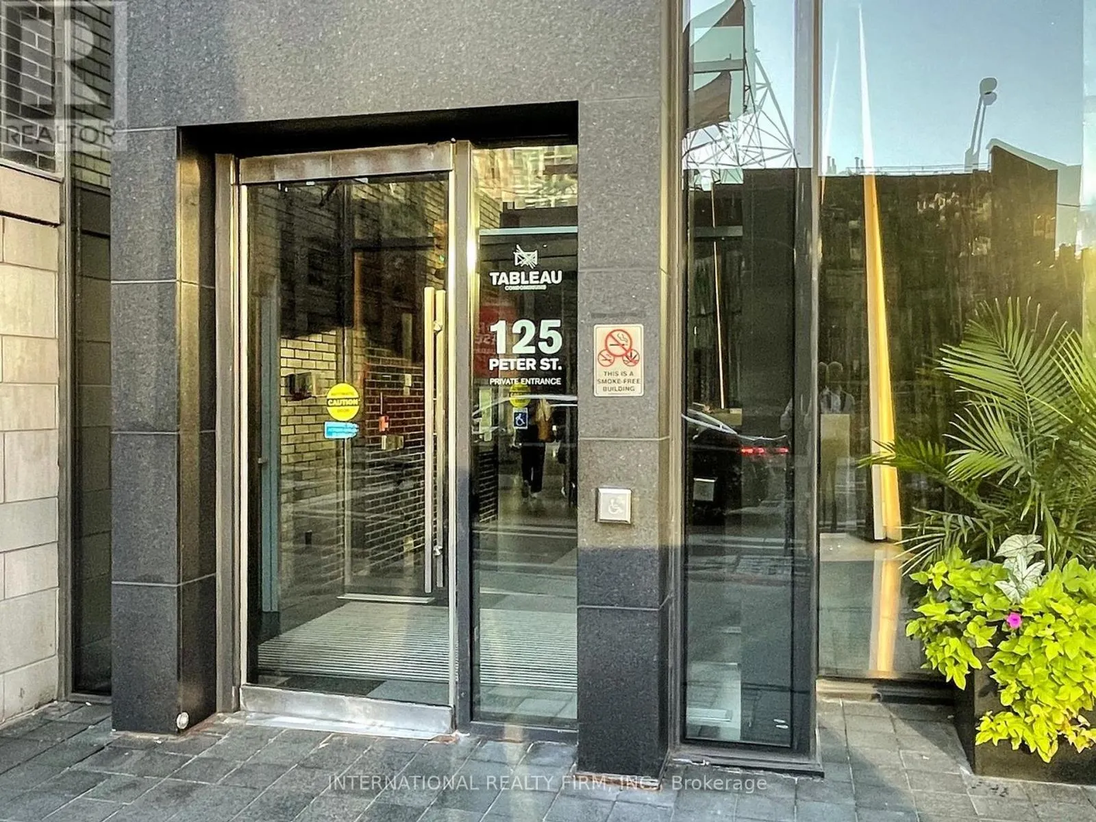 1712 - 125 PETER STREET