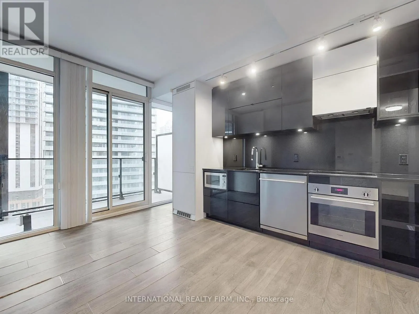 1712 - 125 PETER STREET