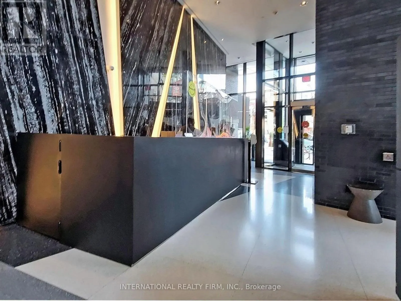 1712 - 125 PETER STREET