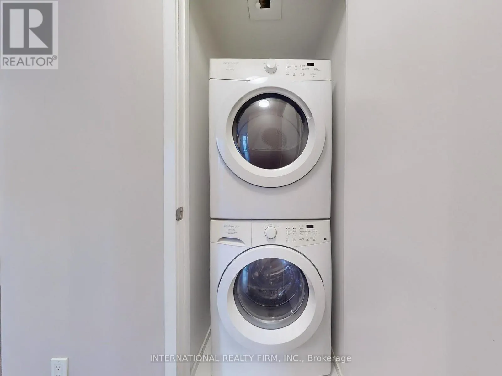 1712 - 125 PETER STREET