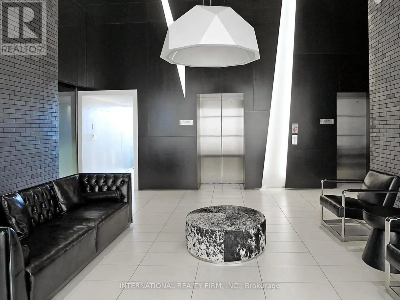 1712 - 125 PETER STREET