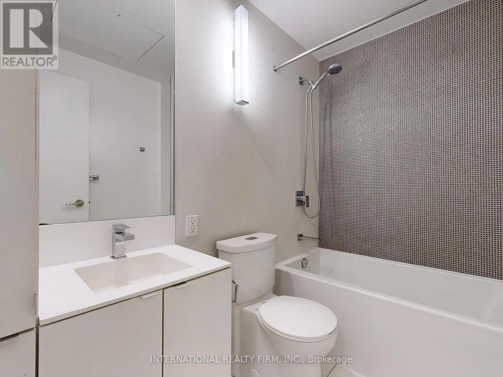 1712 - 125 PETER STREET