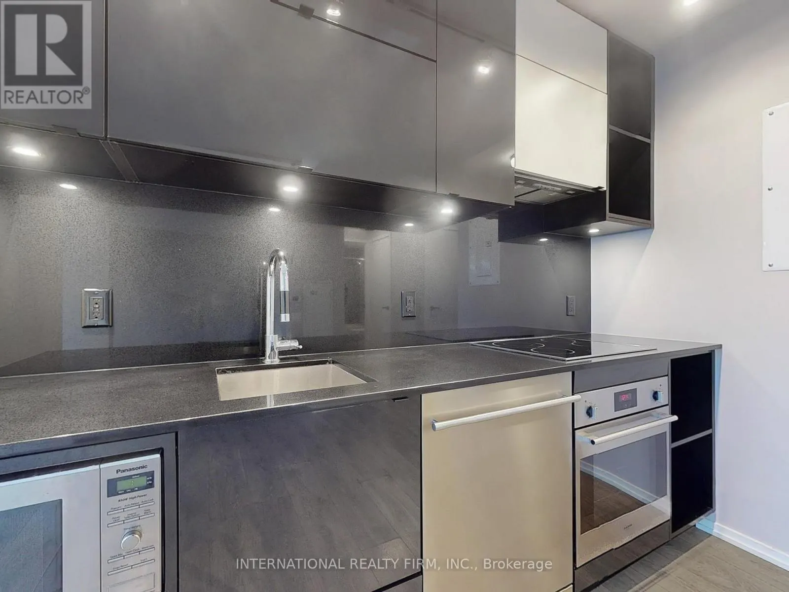 1712 - 125 PETER STREET